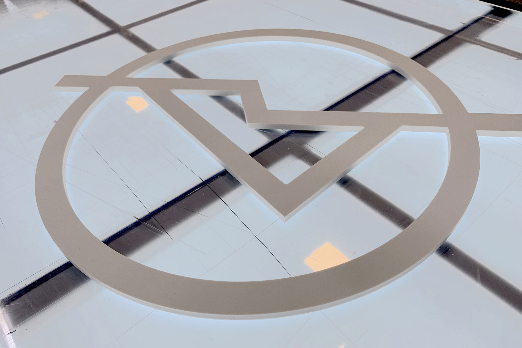 Imprimerie numérique Nîmes Lettrage et logo relief découpe enseigne PVC